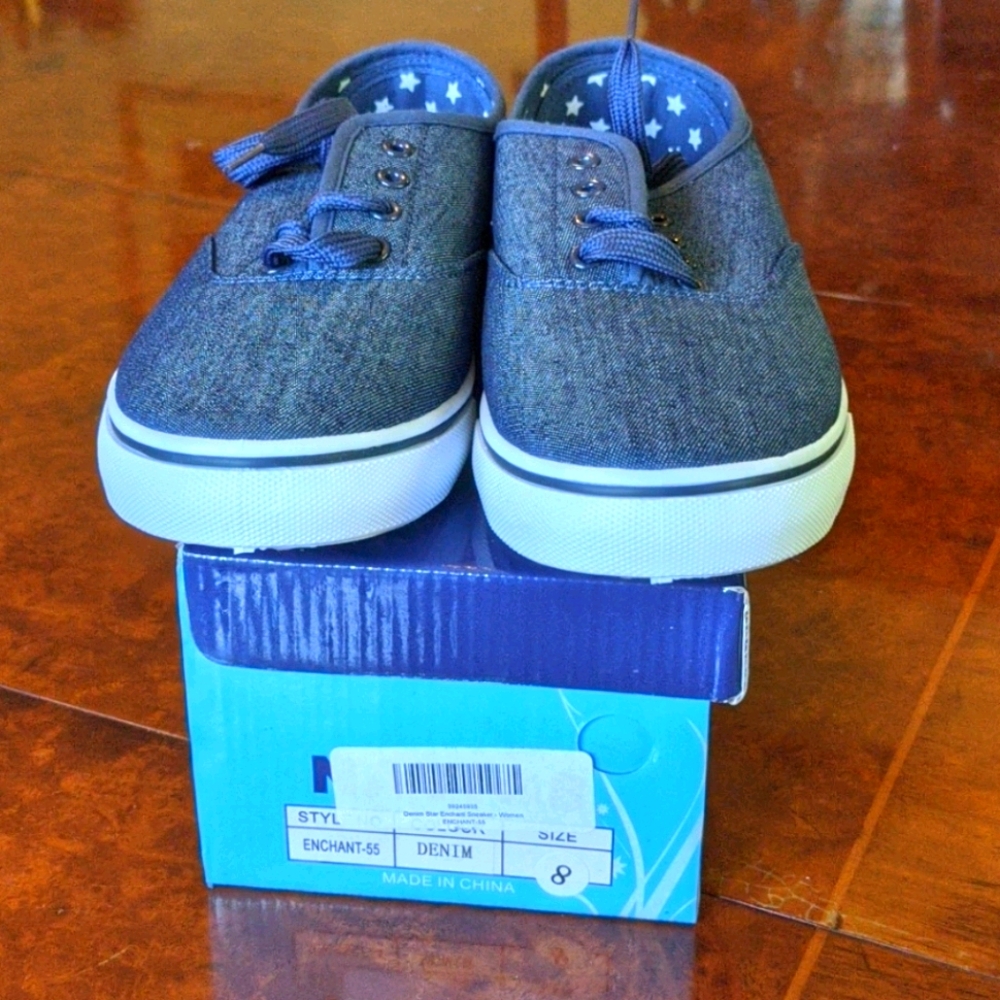 NWT Navig8 denim Boat Shoes/ sneakers size 8